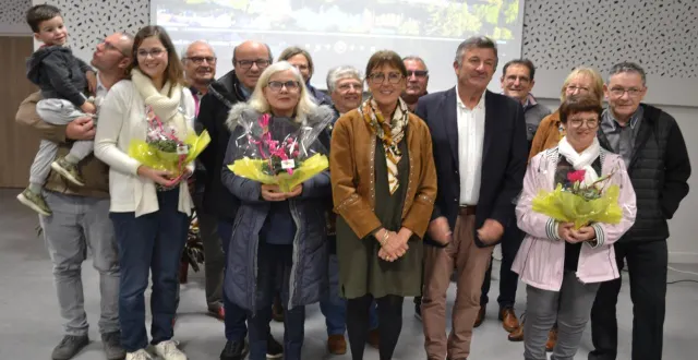 photo  les nouveaux habitants de solesmes ont été accueillis par la municipalité.  &copy;  le maine libre 