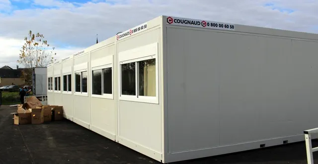 photo  les locaux provisoires ont été installés sur le terrain de basket.  &copy;  le maine libre 