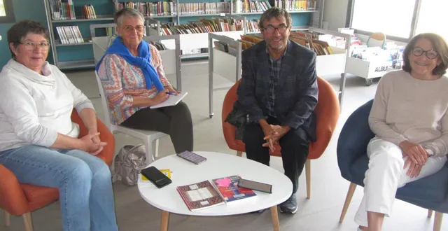 photo  michel derrac a rencontré les responsables de la bibliothèque abcd, anita legrais et marie-hélène morel-chevillet coprésidentes (à gauche) et sylvie gachot membre (à droite) pour préparer la conférence qu’il donnera le 14 novembre.  &copy;  co 