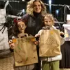 photo paloma et téa ont personnalisé leurs sacs d’halloween avec leur mère, charlène.