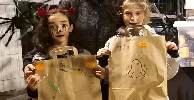 photo  paloma et téa ont personnalisé leurs sacs d’halloween avec leur mère, charlène.  &copy;  ouest-france 