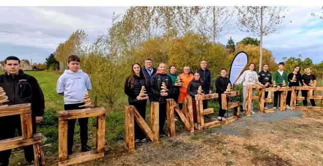 photo  onze jeunes du secteur de la communauté de communes ont participé au chantier argent de poche.  &copy;  ouest-france 
