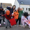 photo  manel, quentin, théo, clément et nawfel, jeunes voisins du quartier du pont, ont passé les vacances de la toussaint à jouer ensemble. ils ont aussi préparé halloween et ont redoublé d’imagination pour se déguiser. vendredi soir, fiers de leurs costumes, les petits amis ont sonné aux portes du quartier, terrorisant gentiment les habitants en assenant : « un bonbon ou un sort ? » 