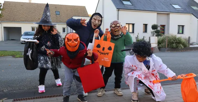 photo  manel, quentin, théo, clément et nawfel, jeunes voisins du quartier du pont, ont passé les vacances de la toussaint à jouer ensemble. ils ont aussi préparé halloween et ont redoublé d’imagination pour se déguiser. vendredi soir, fiers de leurs costumes, les petits amis ont sonné aux portes du quartier, terrorisant gentiment les habitants en assenant : « un bonbon ou un sort ? »  &copy;  ouest-france 