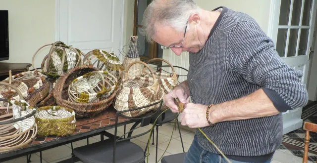 photo  jean-claude marie souhaite transmettre sa passion pour la vannerie et créer un atelier ouvert à tous.  &copy;  ouest-france 