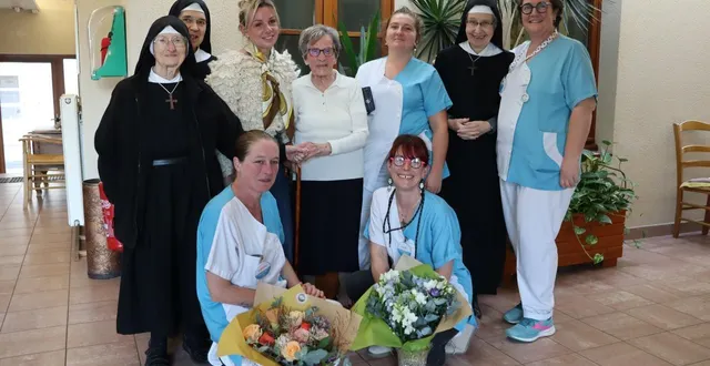 photo  à la maison de retraite saint-raphaël de solesmes, yvette leblanc a la cote et les religieuses comme le personnel ont fêté ses 102 ans, samedi 1er novembre 2025.  &copy;  ouest-france 