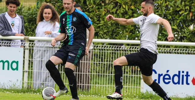 photo  romain marais, roëzéen de cœur, avec le maillot de la suze roëzé fc.  &copy;  le maine libre 