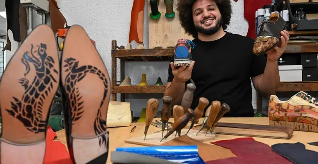 photo  saint-barthélemy-d’anjou, mercredi 22 octobre. edgard lucilla confectionne dans son atelier des chaussures cousues main, sans s’interdire certaines fantaisies jusque sous la semelle.?  &copy;  co – laurent combet 