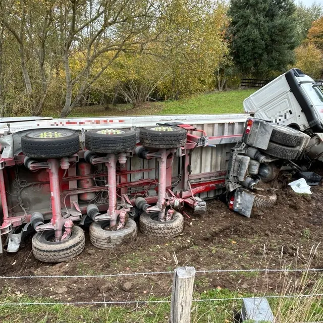 photo un camion s’est renversé ce lundi 3 novembre 2025 à saint-pierre-des-nids (mayenne).  ©  ouest-france
