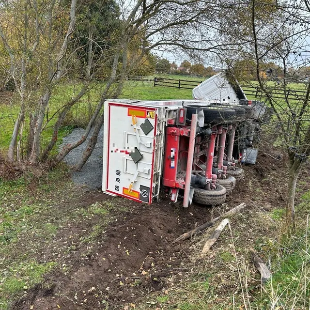 photo un camion s’est renversé ce lundi 3 novembre 2025 à saint-pierre-des-nids (mayenne).  ©  ouest-france