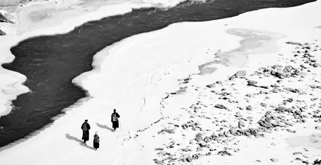 photo  sensibilisés à l’hymalaya, tant par son climat que par ses habitants, christian frémin et son épouse (rencontrée lors d’un trek sur cette région) ont planté 230 arbres dans le village où habitent les trois filleuls qu’ils parrainent au zanskar.  &copy;  christian frémin 