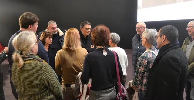 photo  pascal elbé, ici au milieu de la photo, a été entouré par plusieurs spectateurs qui souhaitaient le féliciter et prendre une photo avec lui après le débat.  &copy;  ouest-france 