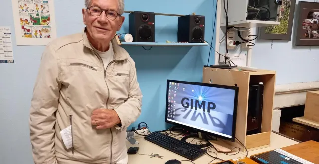 photo  alain birocheau, fondateur et animateur du club photo, montre le logiciel gimp, gratuit et très puissant, qu’il fait utiliser aux adhérents du club pour faire des retouches.  &copy;  ouest-france 