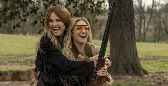 photo  malin akerman et brittany snow dans « the hunting wives », disponible sur canal+.  &copy;  lionsgate consultants (uk) limited 