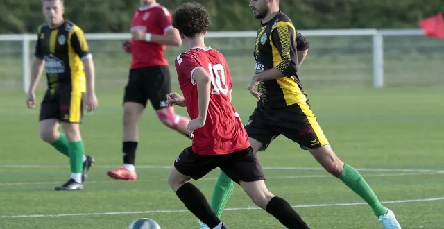 photo  thomas pecquenard et le fc pays de l’ouin ont retrouvé le chemin du succès, dimanche 2 novembre 2025 à thouars (1-4).  &copy;  co - benoit felace 