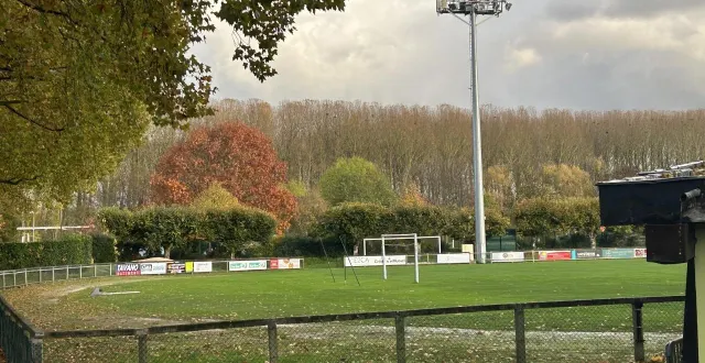 photo  à la flèche (sarthe), des travaux de réfection ont été nécessaires au stade de montréal après que des larves s’en soient prises à la pelouse.  &copy;  ouest-france 