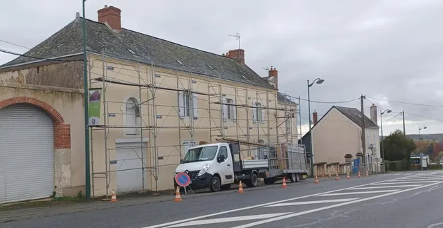 photo  un homme a chuté de cet échafaudage à saint-denis-d’orques en sarthe. il a été héliporté par le samu vers le centre hospitalier d’angers dans le maine-et-loire.  &copy;  guillaume saligot / archives ouest-france 
