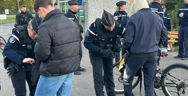 photo  les gendarmes ont procédé, ce lundi 3 novembre 2025, à la fouille des sacs des 450 élèves du lycée racan à château-du-loir (sarthe). comme le lundi 6 octobre 2025, au lycée d’estournelles-de-constant à la flèche (sarthe) (photo).  &copy;  archives ouest-france 