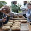 photo  les enfants du club nature, pas mécontents d’avoir fabriqué une boule de pain. 