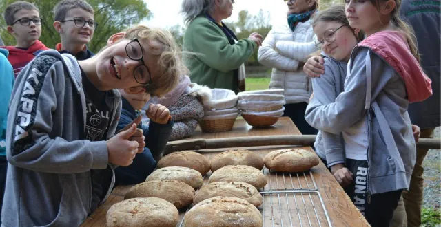 photo  les enfants du club nature, pas mécontents d’avoir fabriqué une boule de pain.  &copy;  m. durchon 