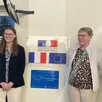photo de gauche à droite : jean-pierre hébé, adélaïde rouger-ducos, thérésia brickwedde, loïc letourneux autour de la plaque erasmus.