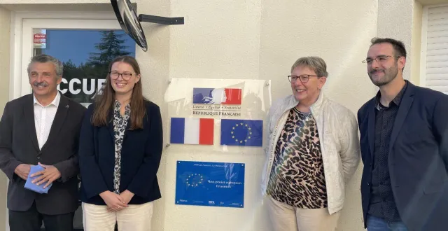 photo  de gauche à droite : jean-pierre hébé, adélaïde rouger-ducos, thérésia brickwedde, loïc letourneux autour de la plaque erasmus.  &copy;  ouest-france 
