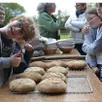 photo  les enfants du club nature pas mécontents de pouvoir emporter dans leur famille une boule de pain. 
