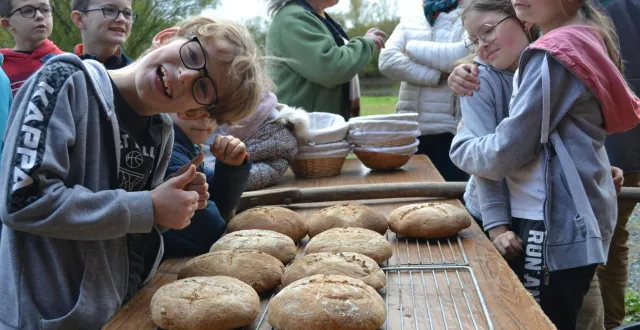 photo  les enfants du club nature pas mécontents de pouvoir emporter dans leur famille une boule de pain.  &copy;  m durchon 