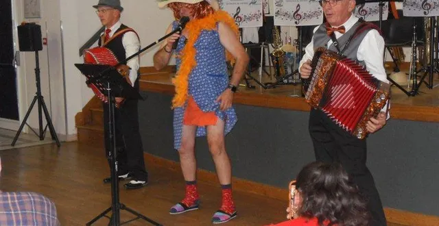 photo  au fil des prestations musicales, le président n’a pas hésité à donner de sa personne.  &copy;  le maine libre. 