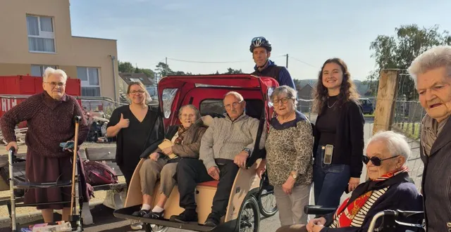 photo  fabien d’escapada2 a promené huit résidents de l’ehpad dans le bourg d’écommoy.  &copy;  le maine libre 