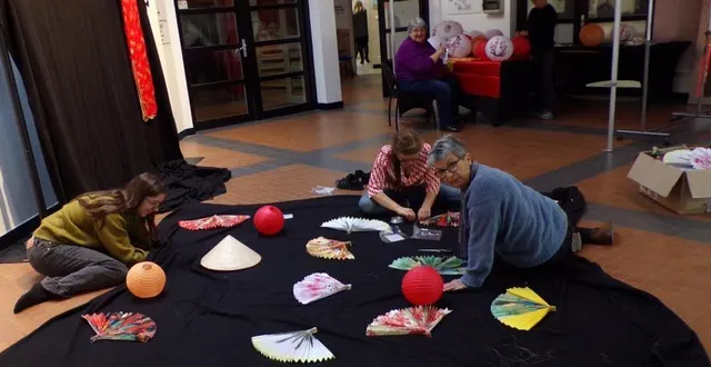 photo  les bénévoles s’activent pour décorer le centre rabelais.  &copy;  le maine libre 