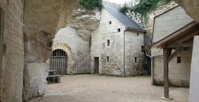 photo  c’est dans le site troglodyte que la guinguette prend place.  &copy;  co 