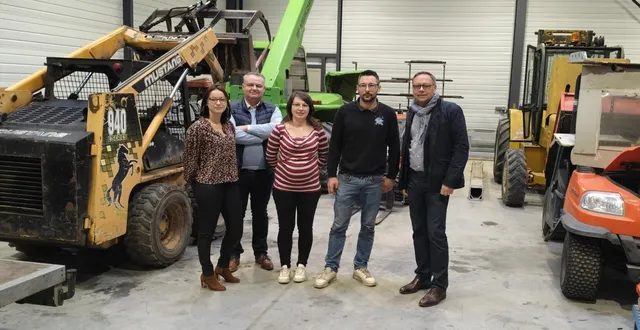 photo  mathieu hacques ,entouré de sa sœur mathilde ; de laura manceau, secrétaire comptable ; d’alexandre deffois, chargé de mission et de frédéric mortier, maire de longué-jumelles.  &copy;  co 