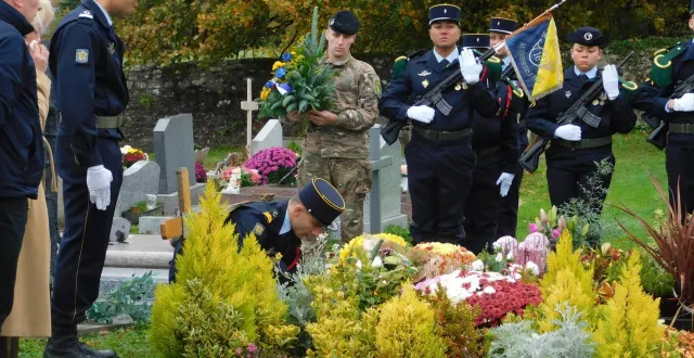 photo  durant l’hommage au caporal vasil bychyk, qui lui a été rendu sur sa tombe, au cimetière.  &copy;  ouest-france 