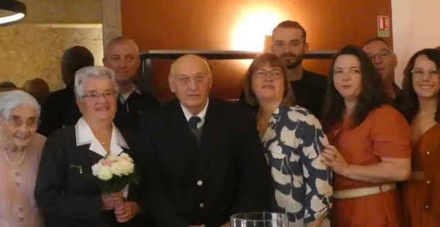 photo  marie-claude et raymond, au centre, entourés de leur famille.  &copy;  ouest-france 