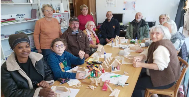 photo  le secours catholique de château-du-loir propose des ateliers d’arts créatifs aux personnes qu’il accueille.  &copy;  le maine libre 