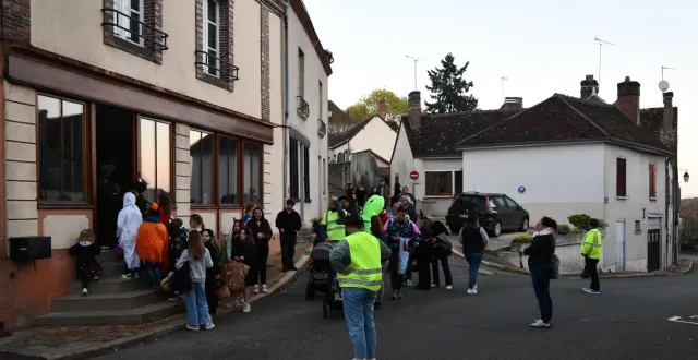 photo  une trentaine d’enfants participaient à la déambulation.  &copy;  le maine libre 