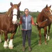 photo  angélique bralet, des écuries la bourrelière, et ses deux chevaux participant au salon d’angers : capucine, à gauche, cheval de trait breton et falco, ancien trotteur. 