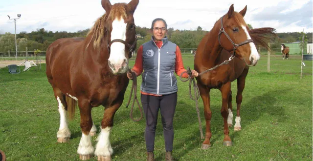 photo  angélique bralet, des écuries la bourrelière, et ses deux chevaux participant au salon d’angers : capucine, à gauche, cheval de trait breton et falco, ancien trotteur.  &copy;  ouest-france 
