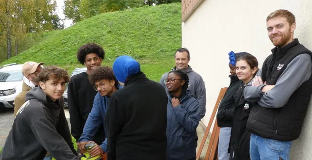 photo  les adolescents avec l’animateur, et les agents de sarthe habitat lors du chantier argent de poche.  &copy;  ouest-france 