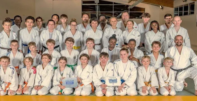 photo  jeunes et encadrants de l’ajc 72.  &copy;  ajc 72 