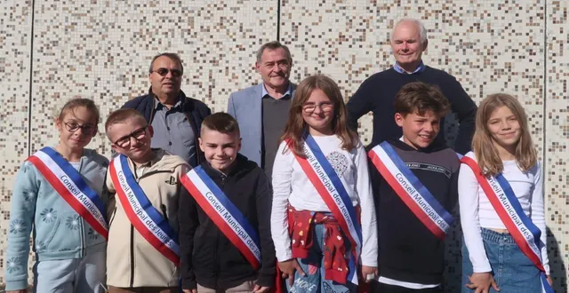 photo  six des neuf nouveaux élus au conseil municipal des jeunes, accompagnés du maire alain dozias, des conseillers didier legeay et philippe lestrade.  &copy;  ville de beaufort-en-anjou 