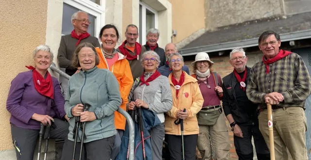 photo  l équipée a fait une pause déjeuner à malicorne, le lundi 3 novembre. à droite, christophe delaunay, le référent régional.  &copy;  le maine libre 