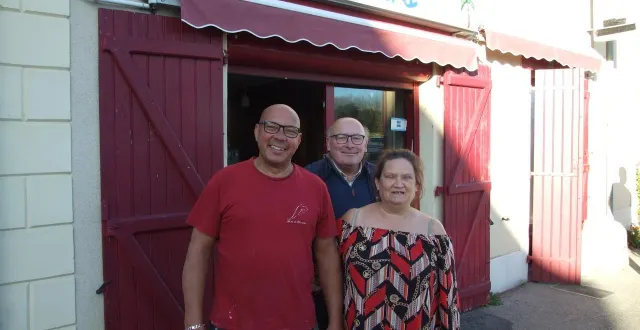 photo  valérie et gilles grondin, les gérants accompagnés d’arnaud de calonne le maire (au centre).  &copy;  ouest-france 