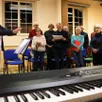 photo une partie des choristes de la chorale chœur à cœur lors d’une répétition à auvers-le-hamon sous la houlette de leur cheffe florence faucheux.
