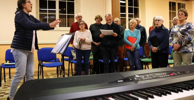 photo  une partie des choristes de la chorale chœur à cœur lors d’une répétition à auvers-le-hamon sous la houlette de leur cheffe florence faucheux.  &copy;  ouest-france 