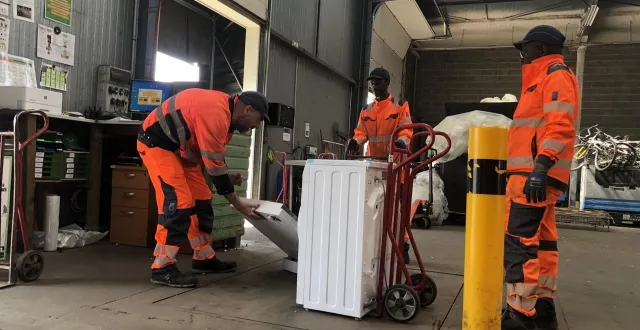 photo  envie 2e permet à des personnes éloignées du monde du travail de se réinsérer. la moitié de ses effectifs ont été supprimés durant l’été 2025.  &copy;  archives ouest-france 