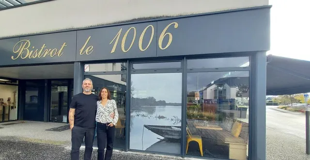 photo  pauline et laurent lévêque devant le 1006, un restaurant qui affiche la longueur du cours de la loire, de sa source à son embouchure. l’agrandissement est projeté à l’arrière du bâtiment.  &copy;  ouest-france 