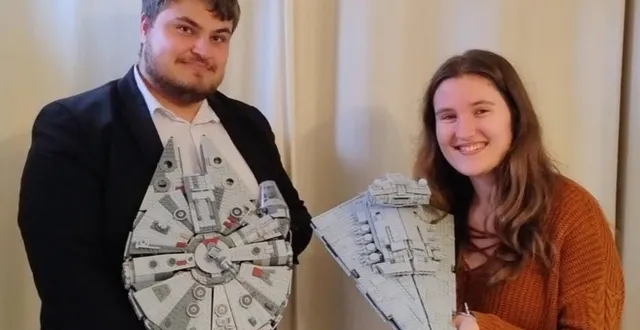 photo  de gauche à droite : vianney babonneau le président et léna chotard, vice-présidente nous présentent 2 pièces sur les 400 présentes sur l’exposition.  &copy;  co 