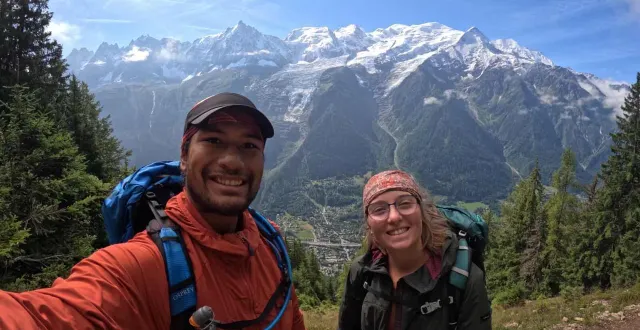 photo  suzel tuybens et matéo houyelet devant le massif du mont blanc  &copy;  par monts et par soi 